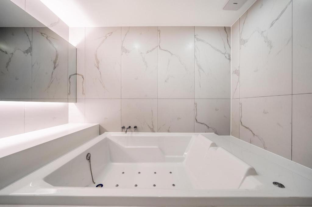 Jongro Hotel Laboum