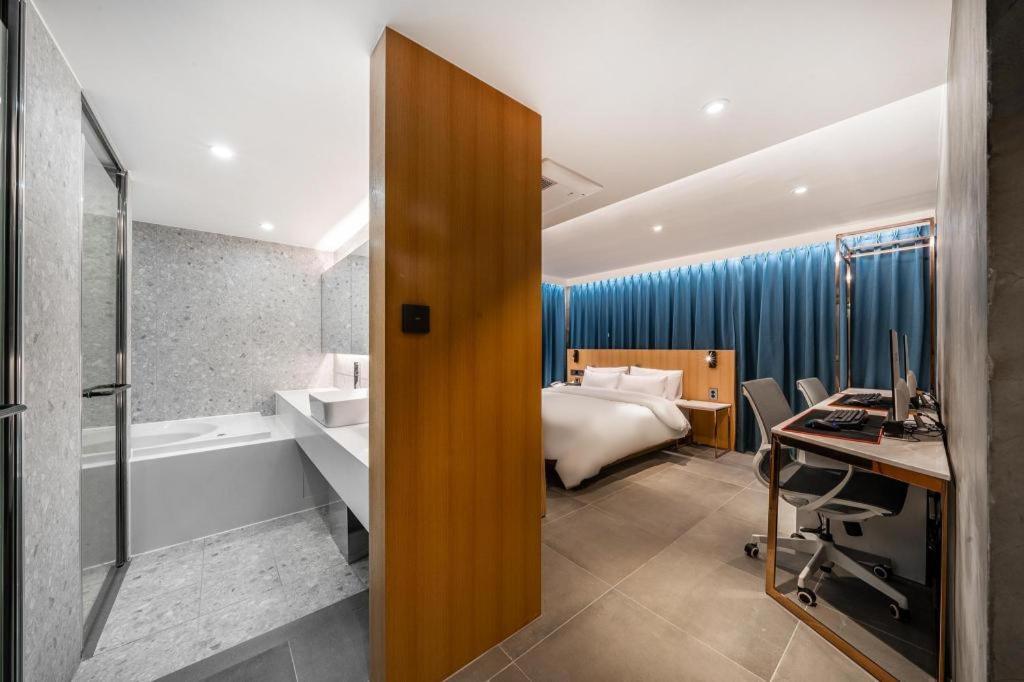 Jongro Hotel Laboum 2*