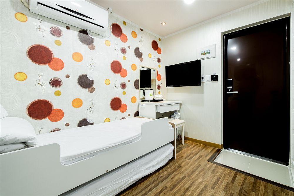 Chloe Hostel *
