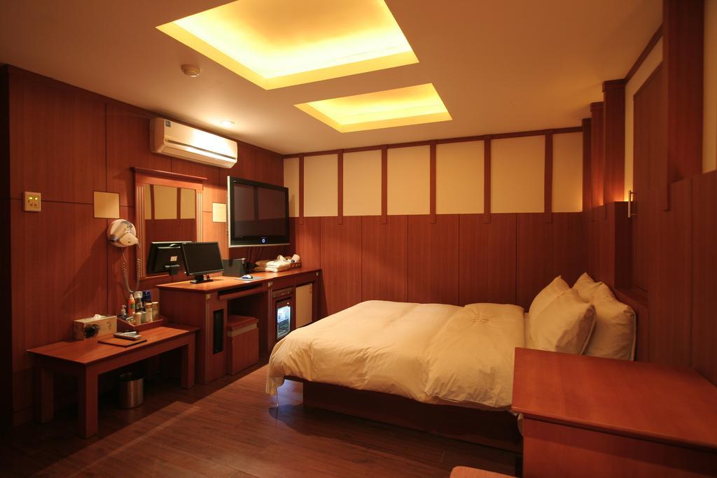 Utopia Hotel 2*