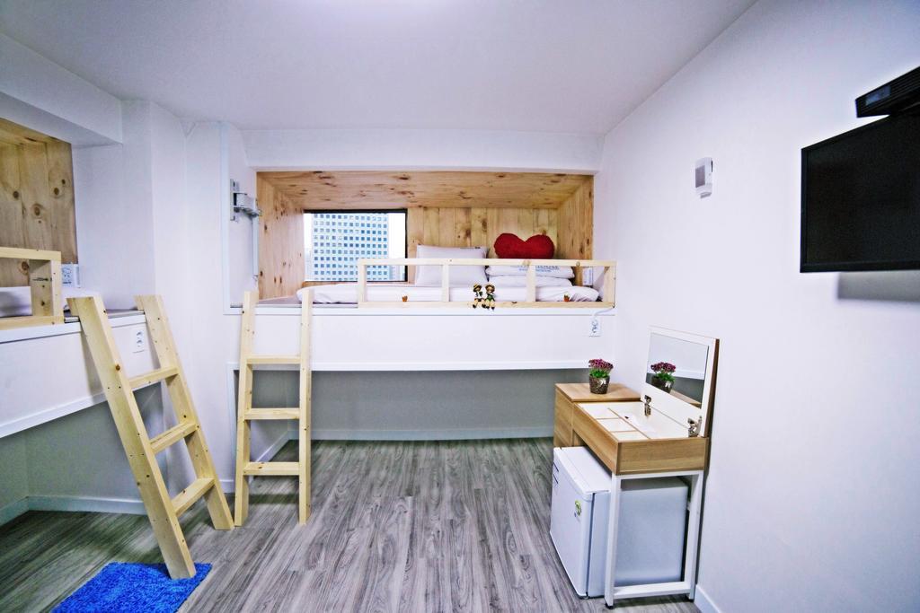 Guest house Road House Myeongdong 2*