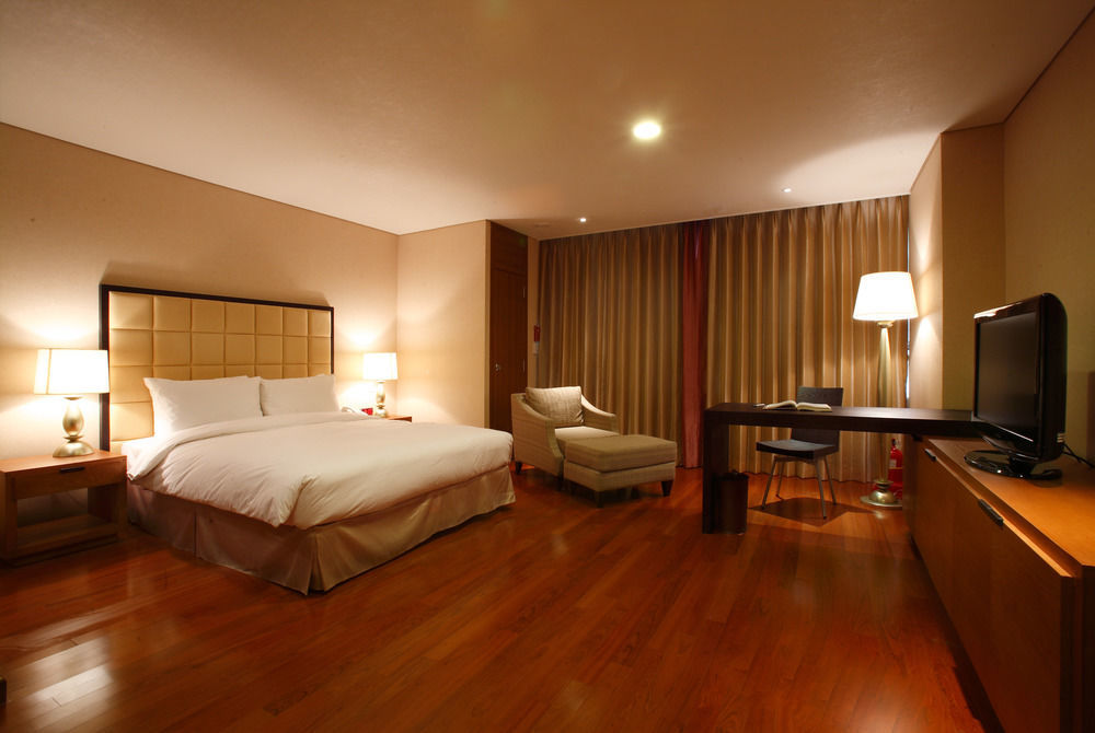 Ramada And Namdaemun Seul