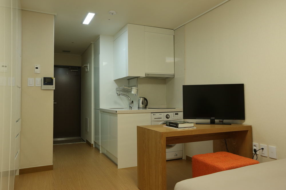 Navi Aparthotel 3*