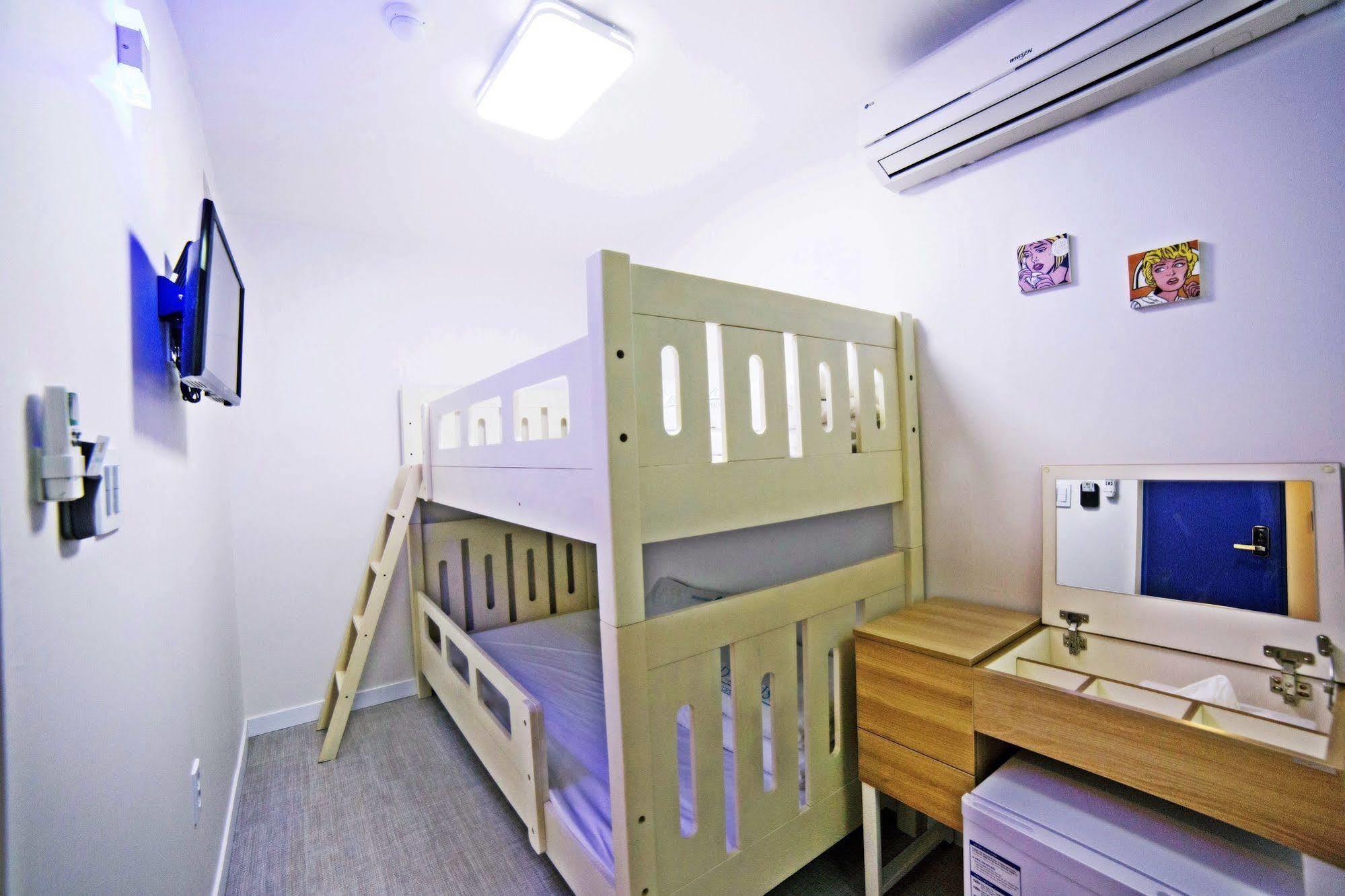 Road House Myeongdong Guest house 2*