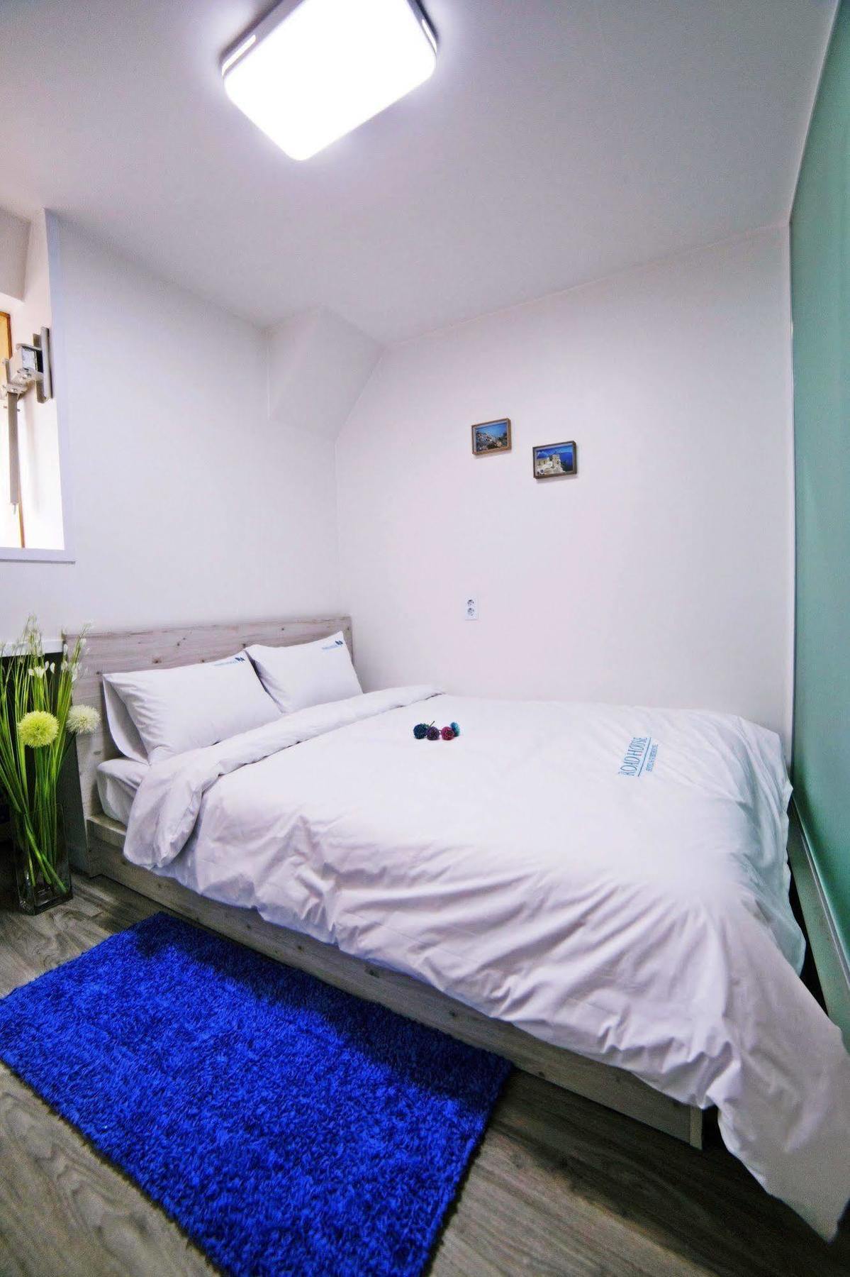 Guest house Road House Myeongdong 2*