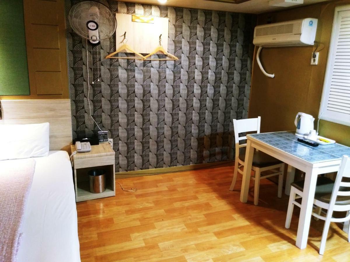 Umbrella Motel 2*