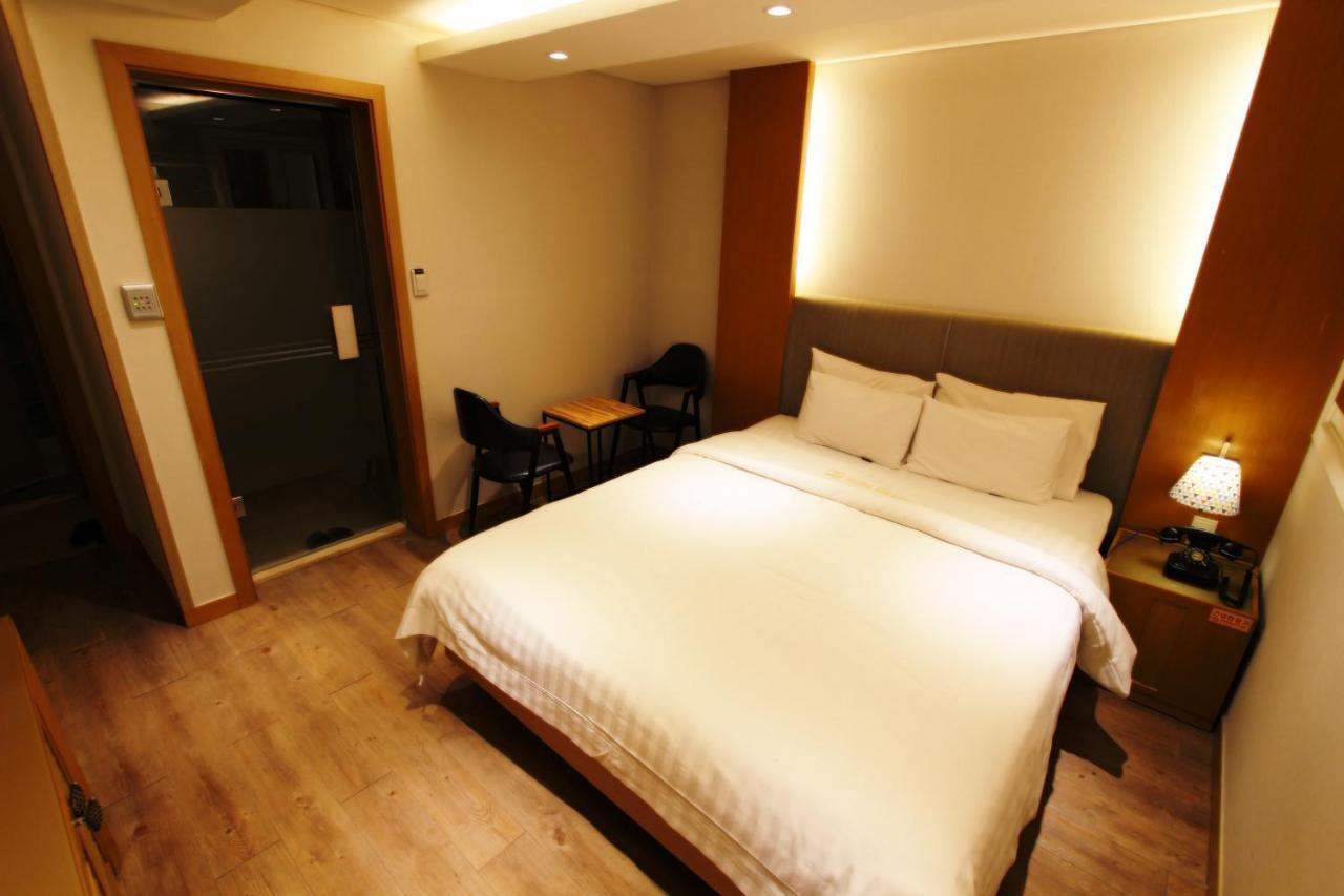 Demian Hotel 2*