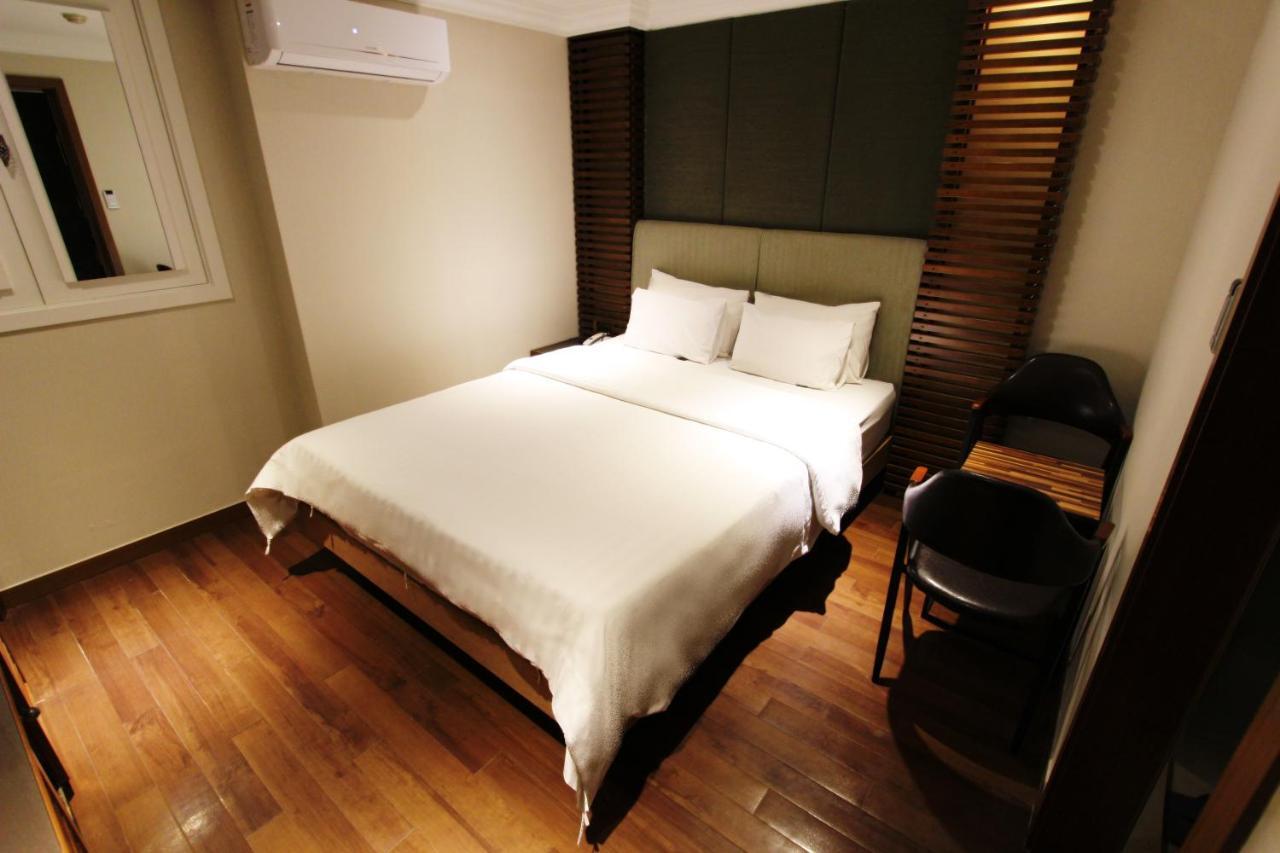 Demian Hotel 2*