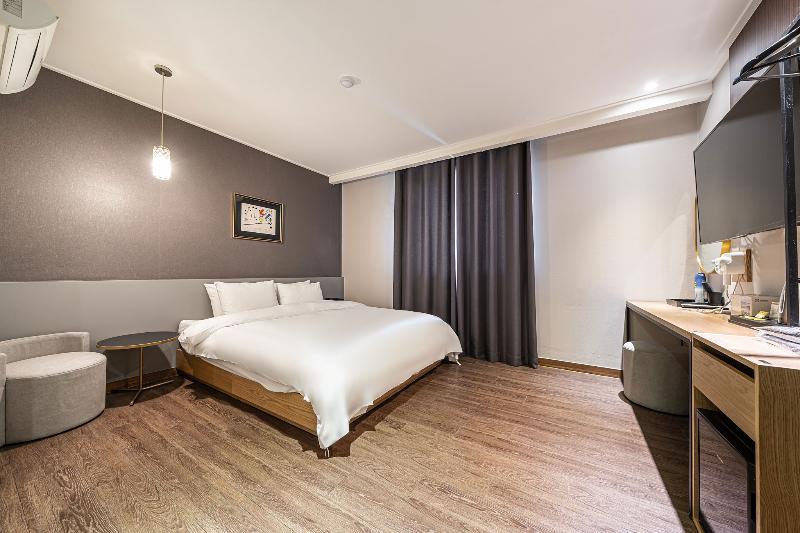 Boom Tourist Hotel