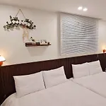#1St Floor# Hongik University Station 5 Minutes#Bathroom 2#Starbucks, Convenience Store 1 Minute