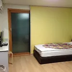 J-Honor Guesthouse