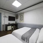 Sinchon Sisters Hostel