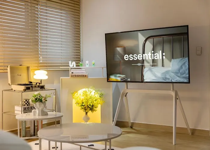 Free Pick-Up, 4 Beds, Near Gangnam, Hongdae, Subway 8 Mins, Spacious