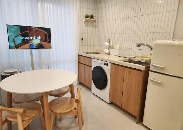 5-Minute Walk From Hongdae Station, Hotel-Style Bedding, 2 Rooms, Washer Dryer