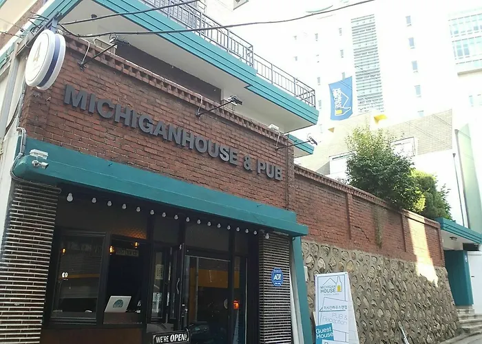 Michigan House & Pub - Hostel