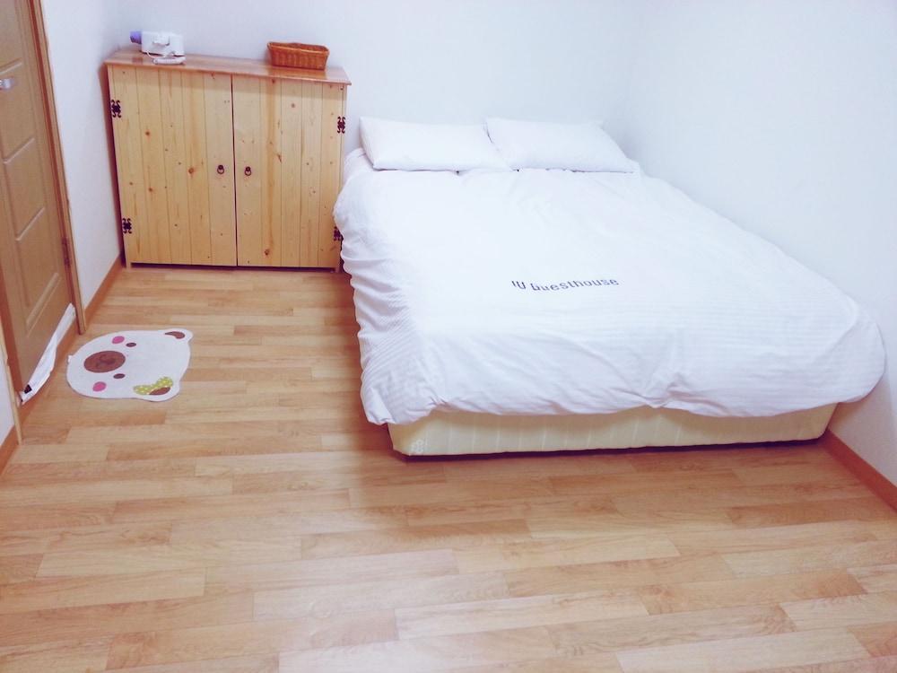 Iu Myeongdong Guest house 2*