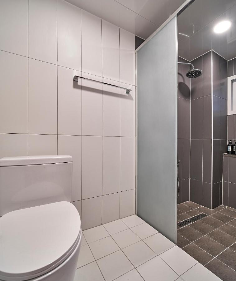 Monday Cracker Hongdae Guest house