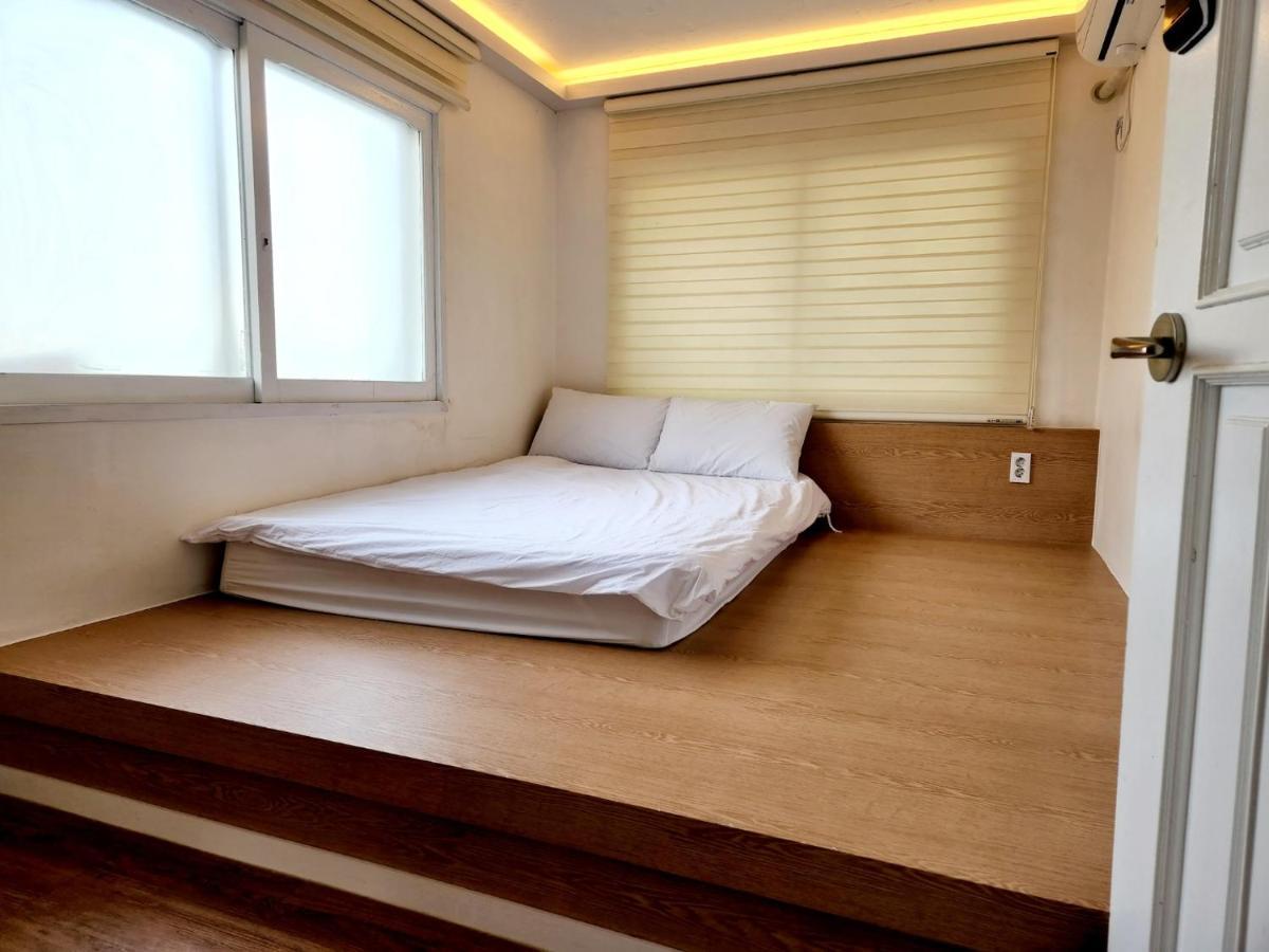 Huayuanhouse Hq In Hongdae Seoul
