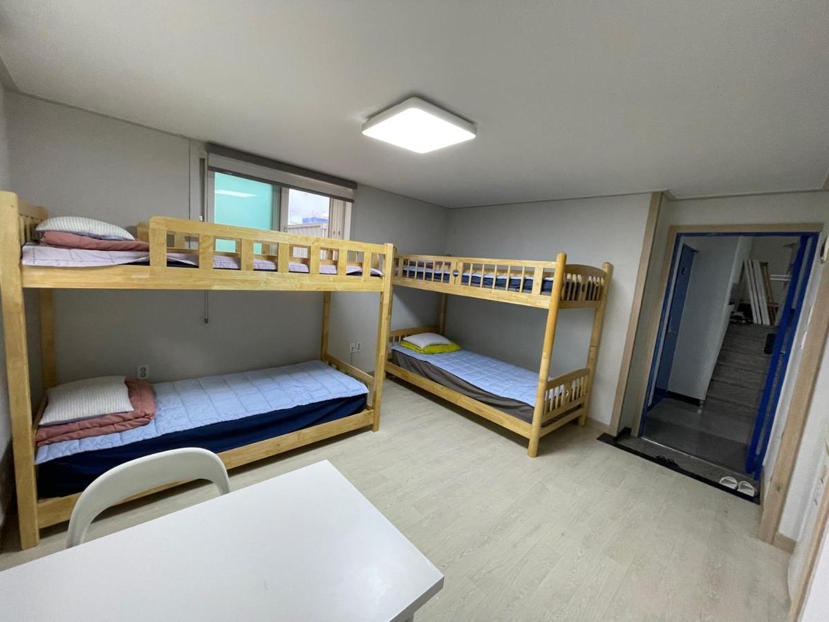 Twin Rabbit Hostel *