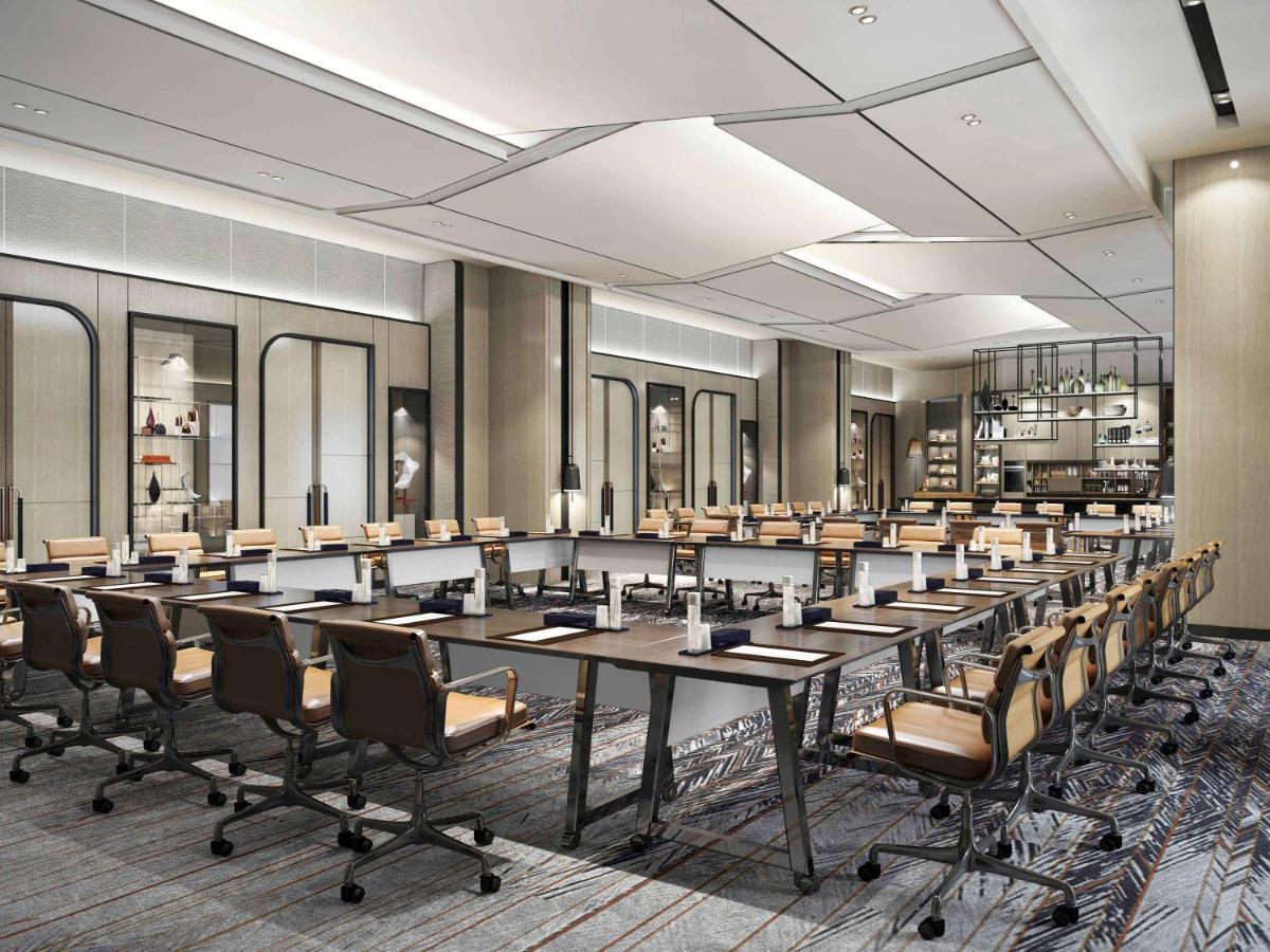 Fairmont Ambassador Hotel 5*