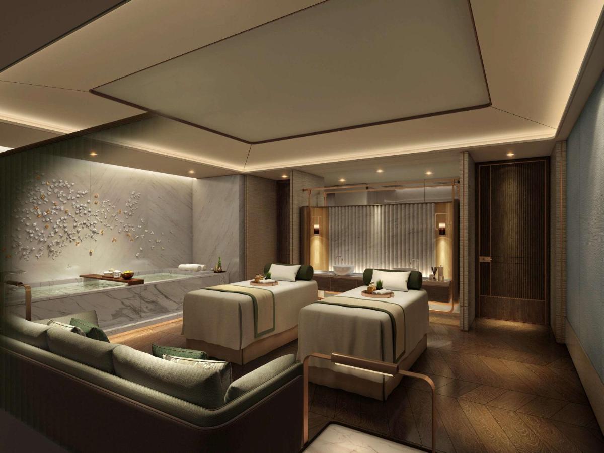 Fairmont Ambassador Hotel 5*
