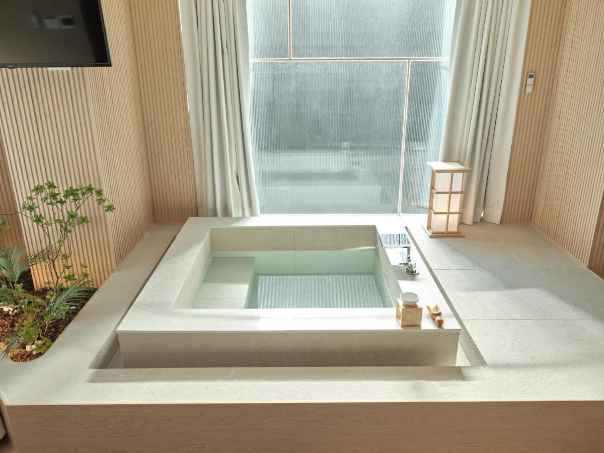 Uh Square Hotel *