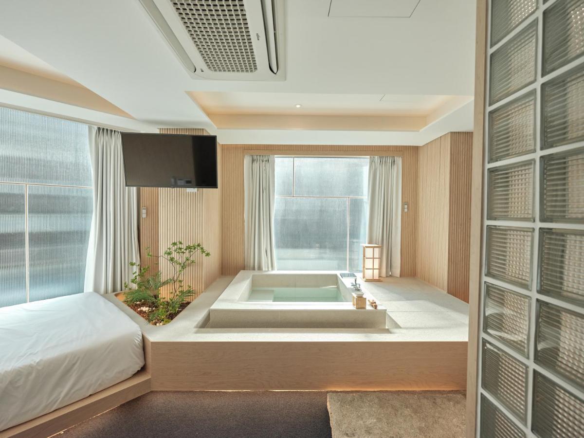 Uh Square Hotel *
