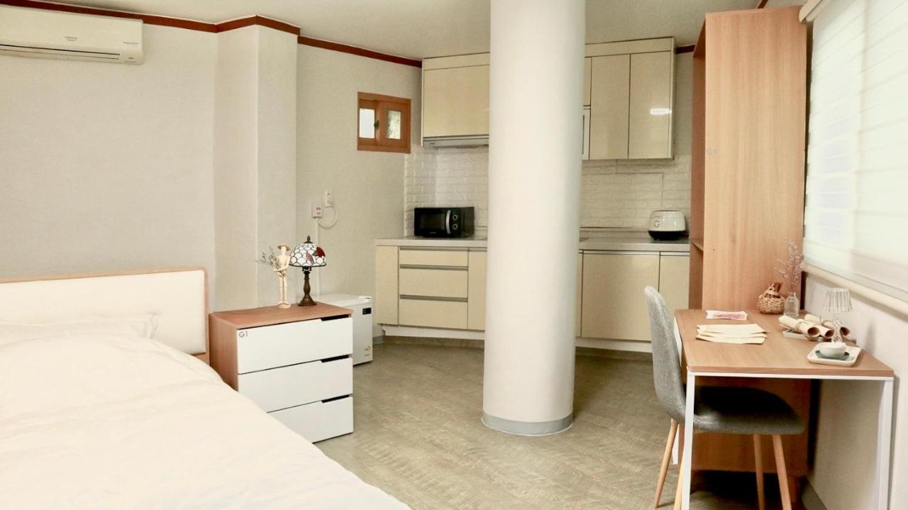 Hostel White Story