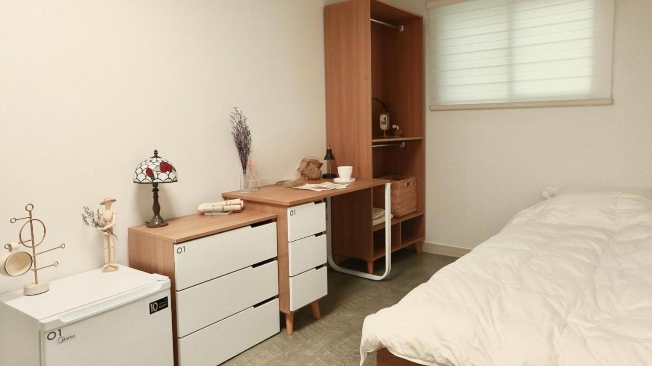 Hostel White Story