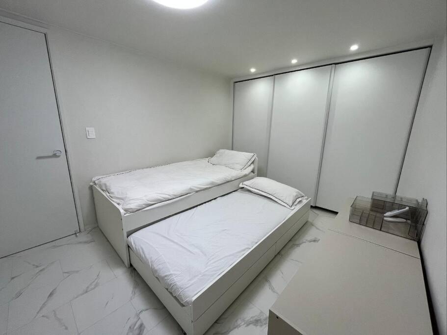Apartment Bridgestar001 Gangnam Sinsa Station Garosugil 6 Guests