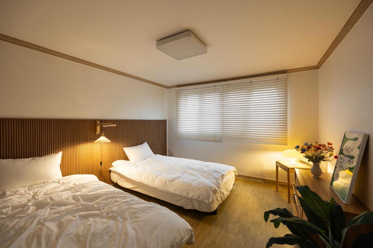 Free Pick-up, 4 Beds, Near Gangnam, Hongdae, Subway 8 Mins, Spacious Apartamento Seul