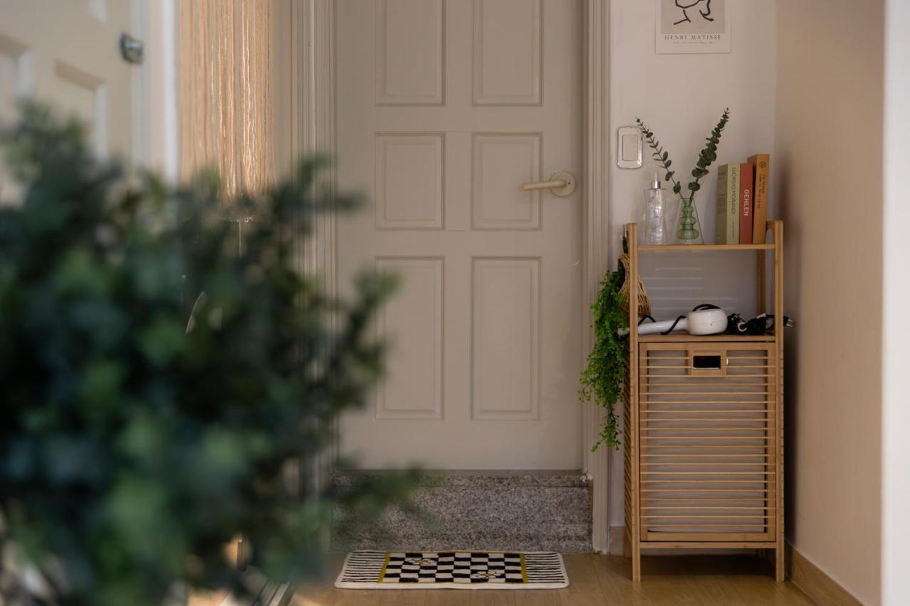 Free Pick-up, 4 Beds, Near Gangnam, Hongdae, Subway 8 Mins, Spacious Apartamento Seul