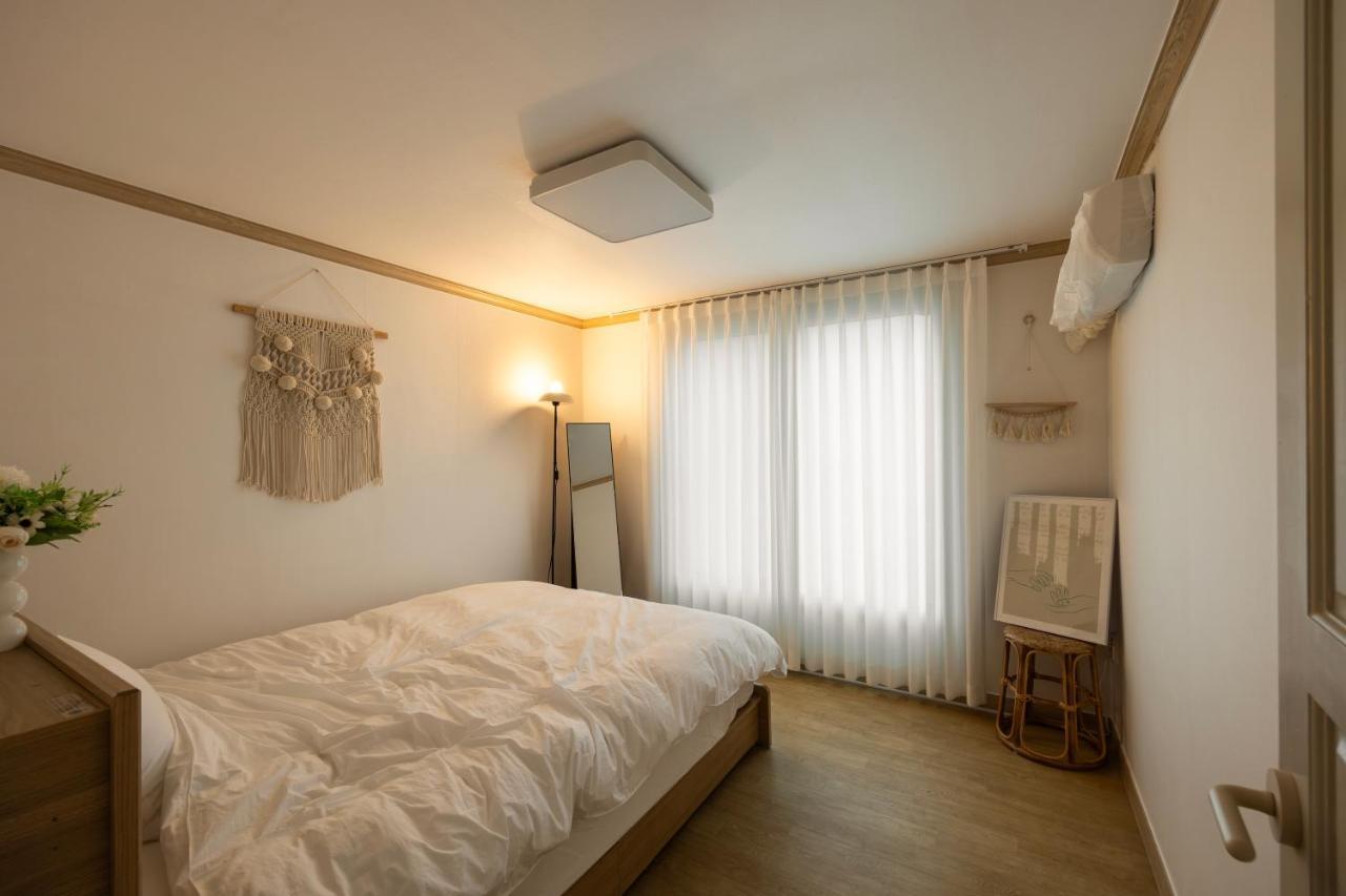 Free Pick-up, 4 Beds, Near Gangnam, Hongdae, Subway 8 Mins, Spacious