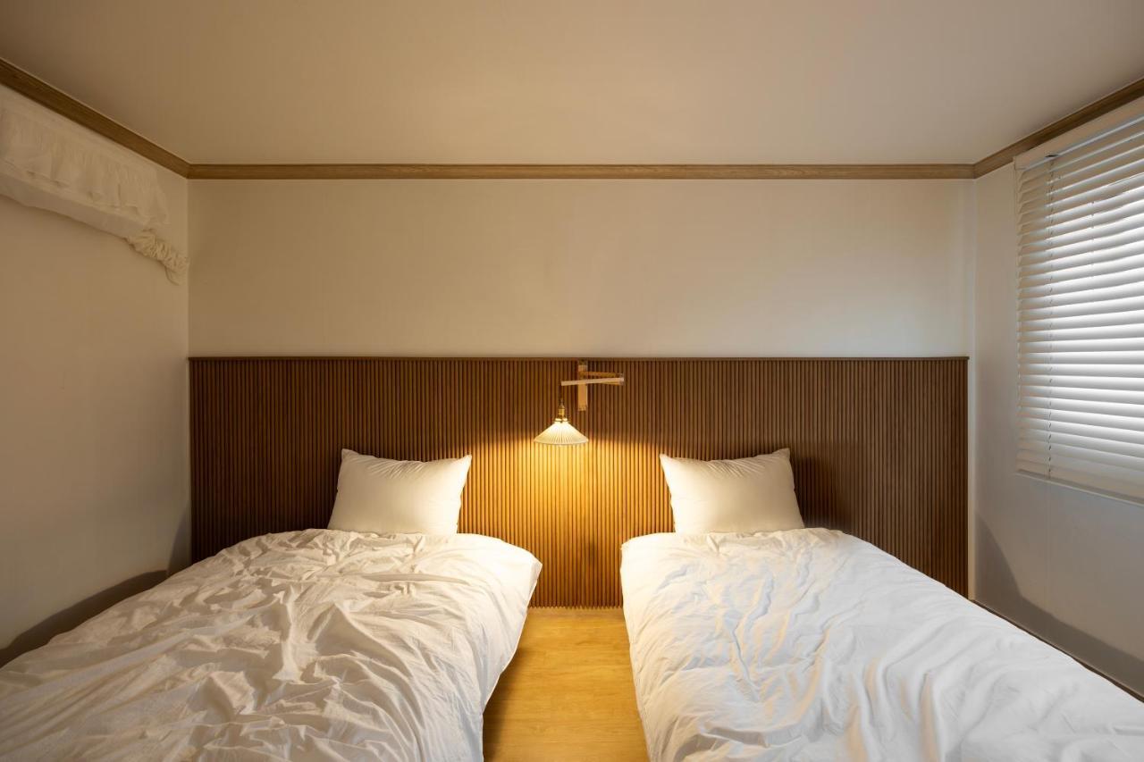 Free Pick-up, 4 Beds, Near Gangnam, Hongdae, Subway 8 Mins, Spacious Seul