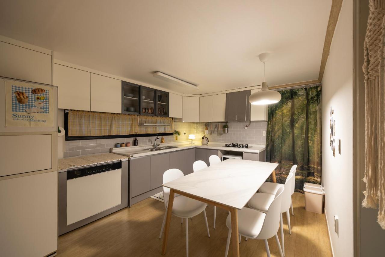 Apartamento Free Pick-up, 4 Beds, Near Gangnam, Hongdae, Subway 8 Mins, Spacious *