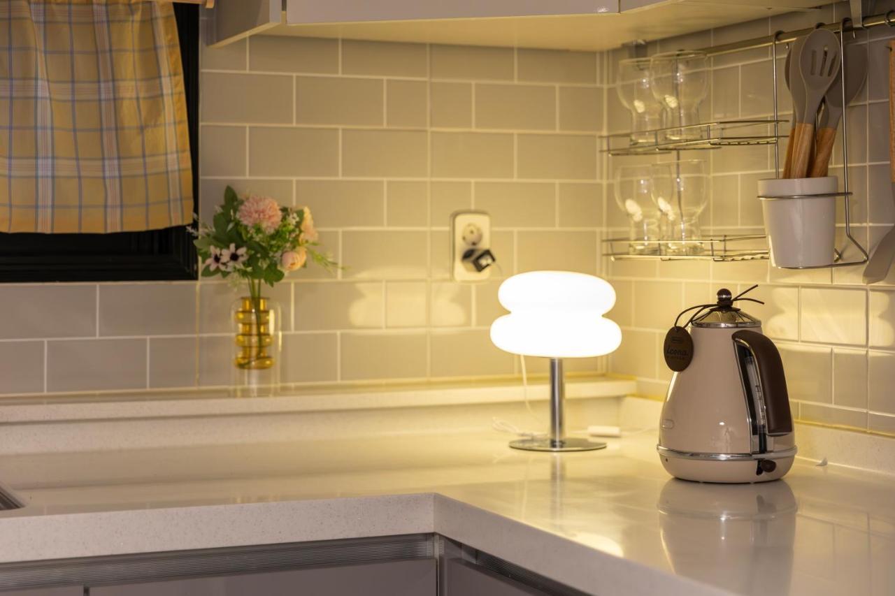 Free Pick-up, 4 Beds, Near Gangnam, Hongdae, Subway 8 Mins, Spacious *