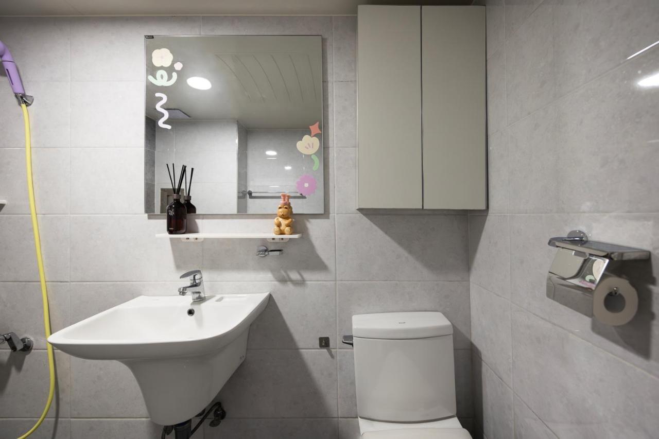 Free Pick-up, 4 Beds, Near Gangnam, Hongdae, Subway 8 Mins, Spacious * Seul