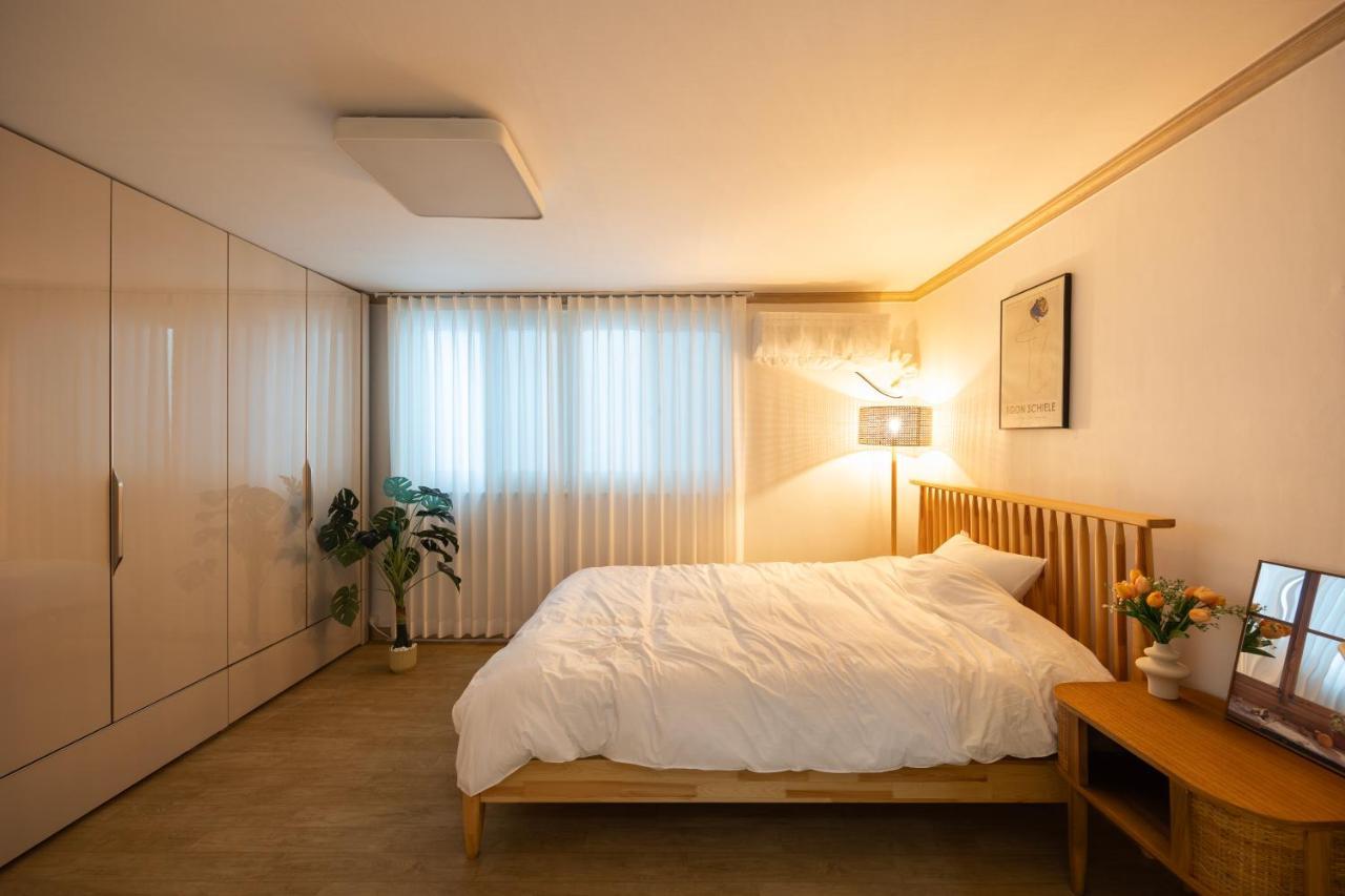 Free Pick-up, 4 Beds, Near Gangnam, Hongdae, Subway 8 Mins, Spacious Apartamento Seul