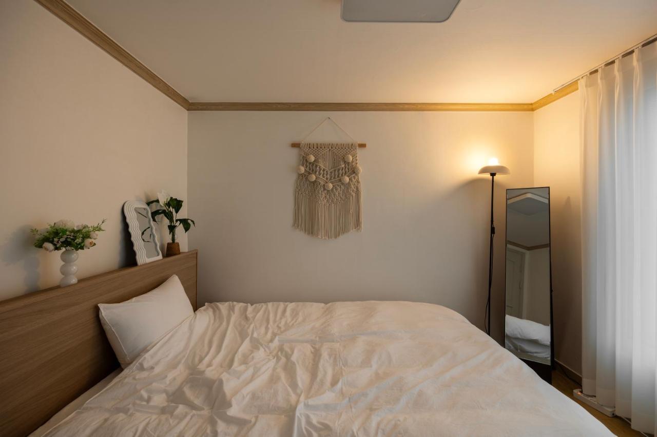 Free Pick-up, 4 Beds, Near Gangnam, Hongdae, Subway 8 Mins, Spacious * Seul