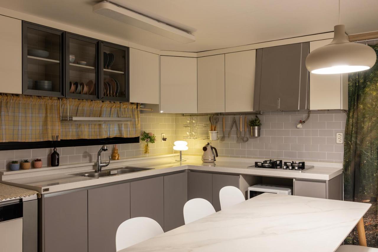 Free Pick-up, 4 Beds, Near Gangnam, Hongdae, Subway 8 Mins, Spacious Seul