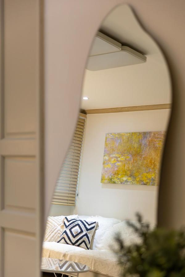 Free Pick-up, 4 Beds, Near Gangnam, Hongdae, Subway 8 Mins, Spacious *