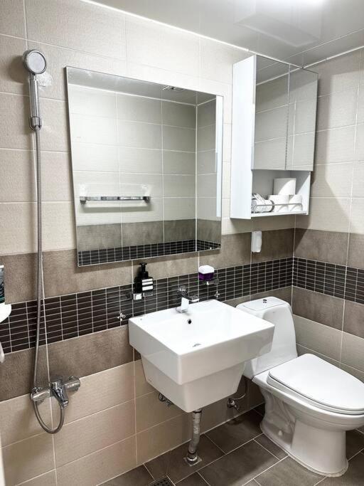 Rumah percutian Modern And Comfy House/ Hongik St. Exit 2 10min Seoul