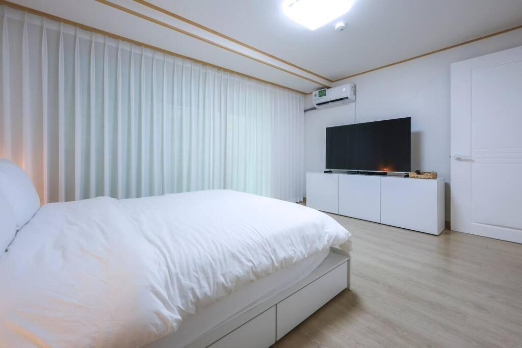 Rumah percutian Modern And Comfy House/ Hongik St. Exit 2 10min