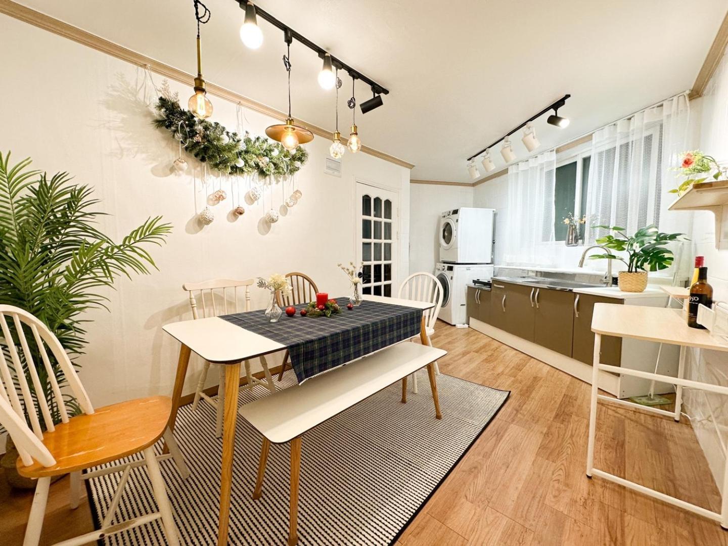 Rock 樂 2 3 Beds 3 Min From Ewha Univ Stn Seoul
