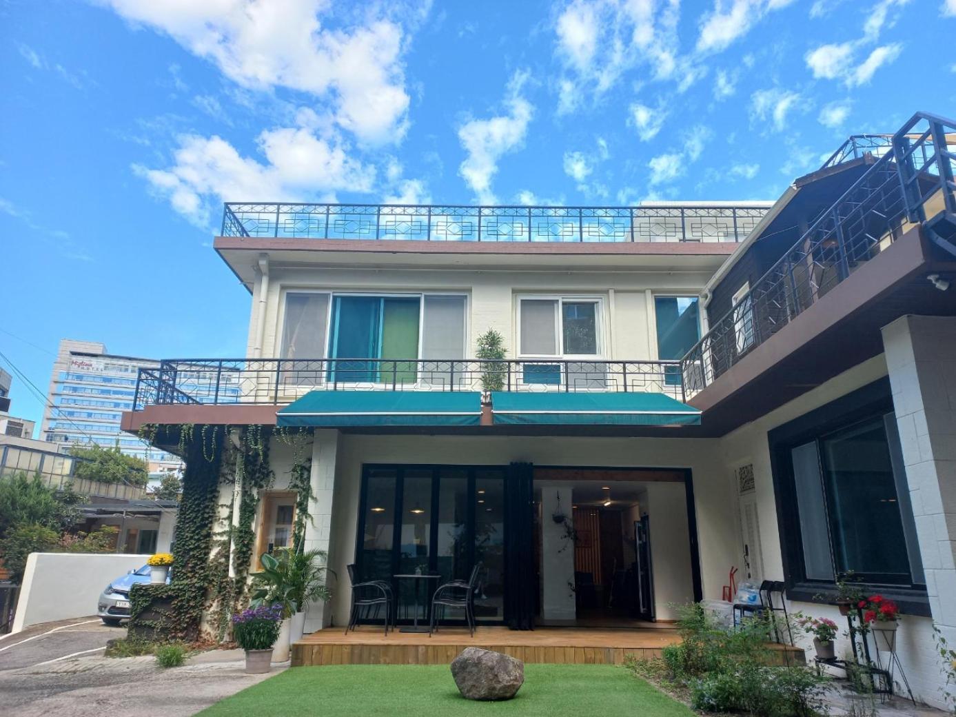 Slow Vibe Myeongdong Guest house *
