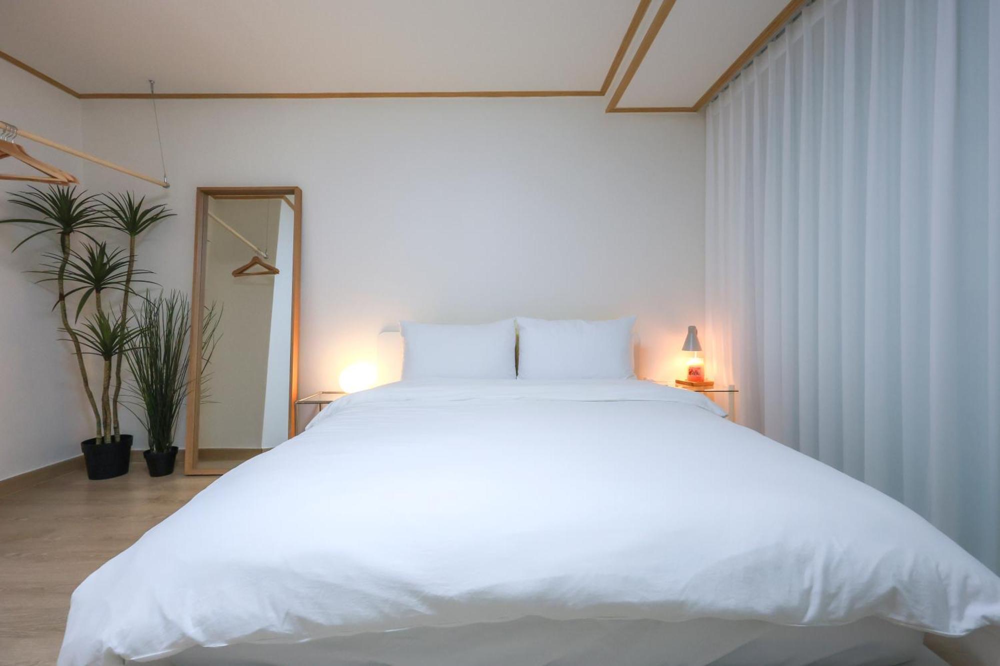 Rumah percutian Modern And Comfy House/ Hongik St. Exit 2 10min *