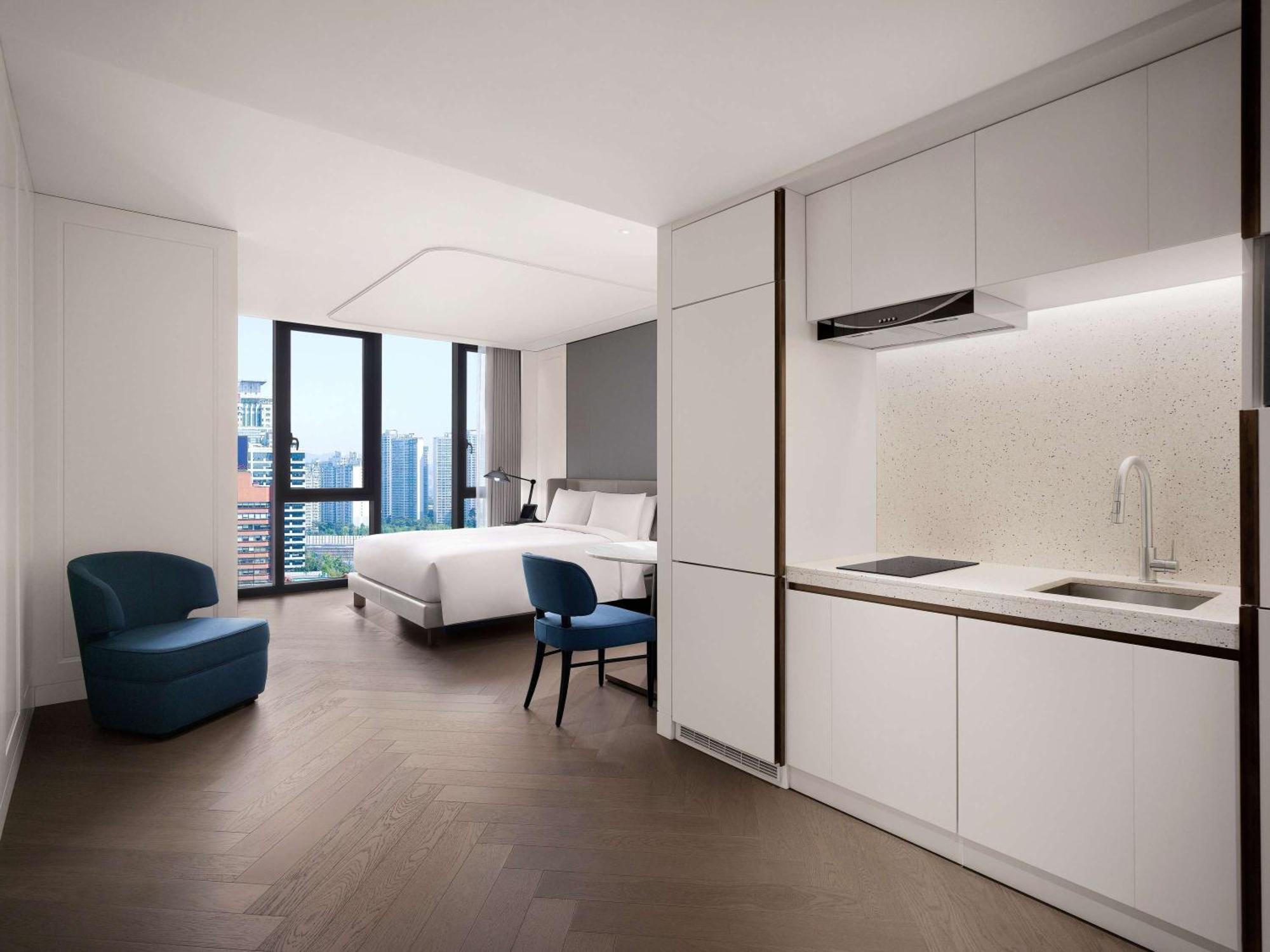 Sofitel Ambassador & Hotel 5*