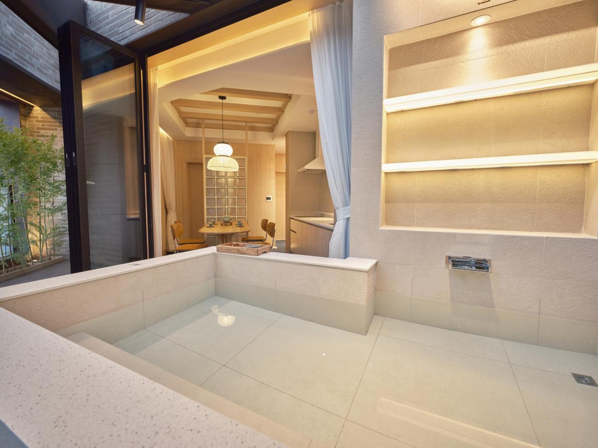 Uh Square Hotel