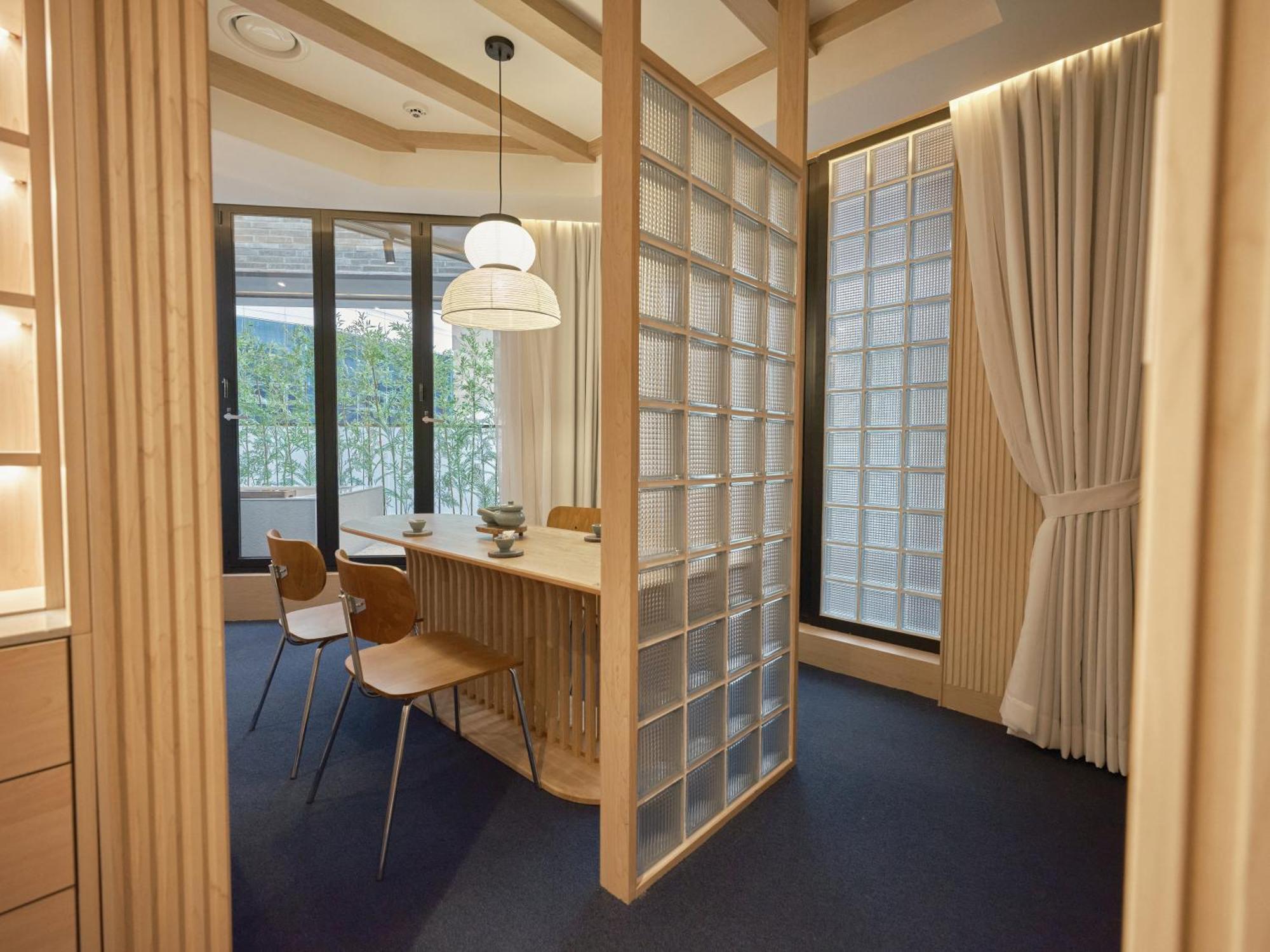 Uh Square Hotel *