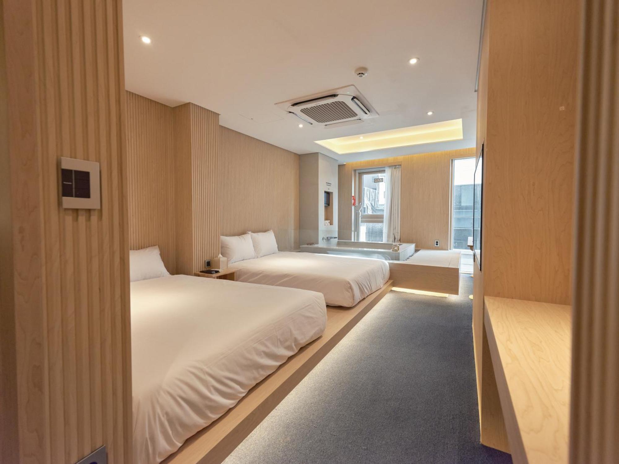 Hotel Uh Square *